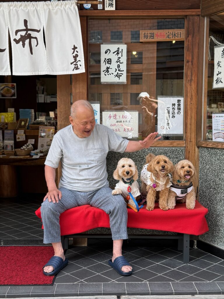 有馬温泉の老舗店の前でおじいちゃんと愛犬たちが笑顔で記念撮影